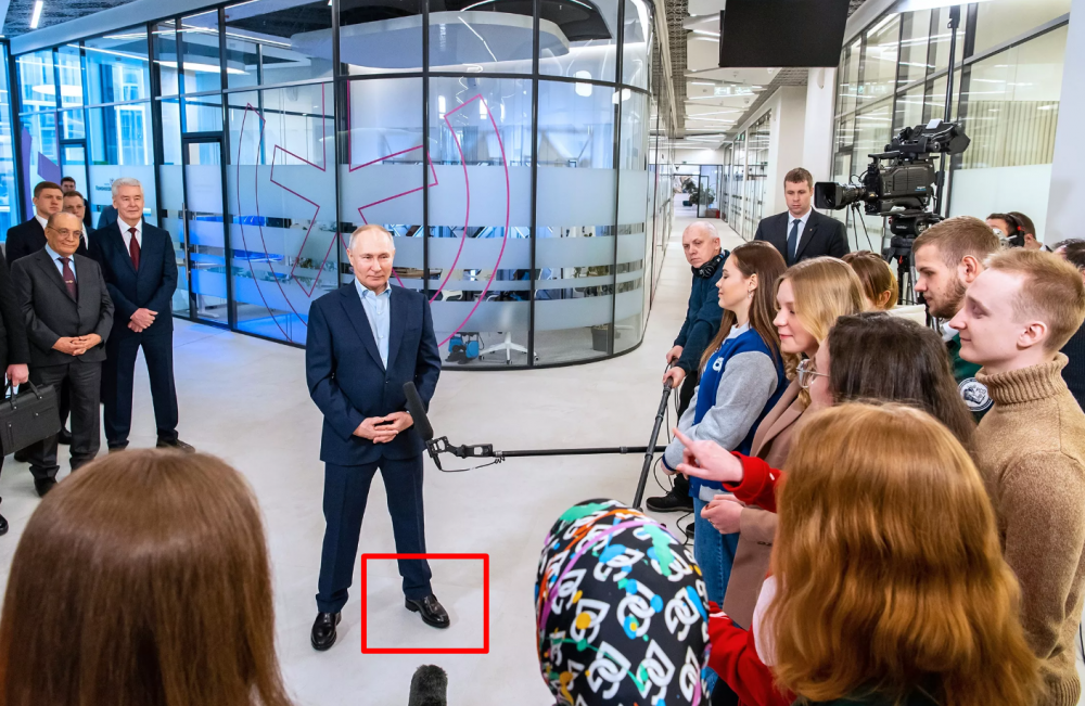 Vladimir Putin a fost surprins purtând pantofi cu toc: Pare stânjenit de înălţimea sa